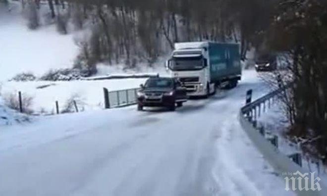 Пореден инцидент в снега! Закъсал ТИР блокира Е-79 край Видин 