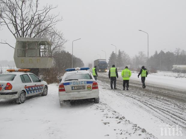 Снежен ад на Е-79! Десетки коли закъсаха, Кюстендил и Благоевград останаха без ток