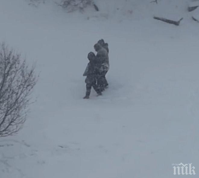 ТИМУРОВЦИ! Студенти извадиха възрастен мъж от преспите в Меден рудник (ВИДЕО)