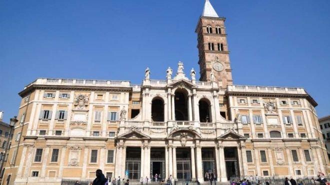 КЪРВАВА БАНЯ! Мъж наряза с парчета стъкло двама свещеници в емблематична римска църква