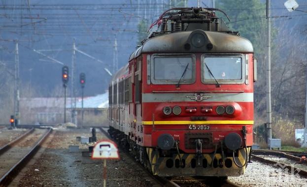 ГРАНДЕ ТРАГЕДИЯ! Ръководството на БДЖ аварира във влак при гара Роман