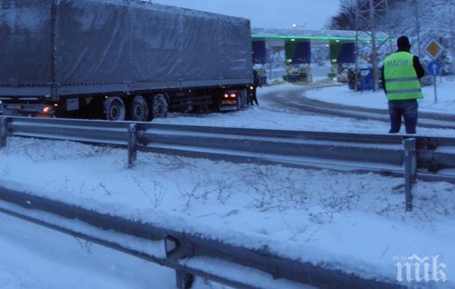 Роден под щастлива звезда! Скитник легна в канавка на АМ Тракия, медици го спасиха от премръзване