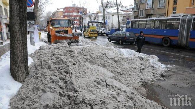БОРБАТА ПРОДЪЛЖАВА! Цяла нощ снегорини чистиха София, но градът остава в преспи – не излизайте без необходимост