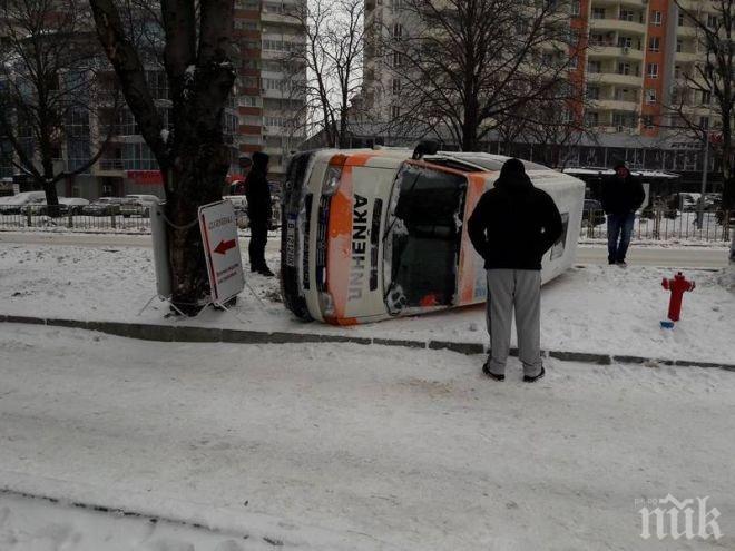 ИЗВЪНРЕДНО! Линейка се обърна във Варна (СНИМКИ)