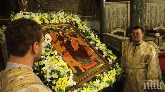 Чудотворната икона „Св. Богородица Всецарица“ пристига в София за Богоявление