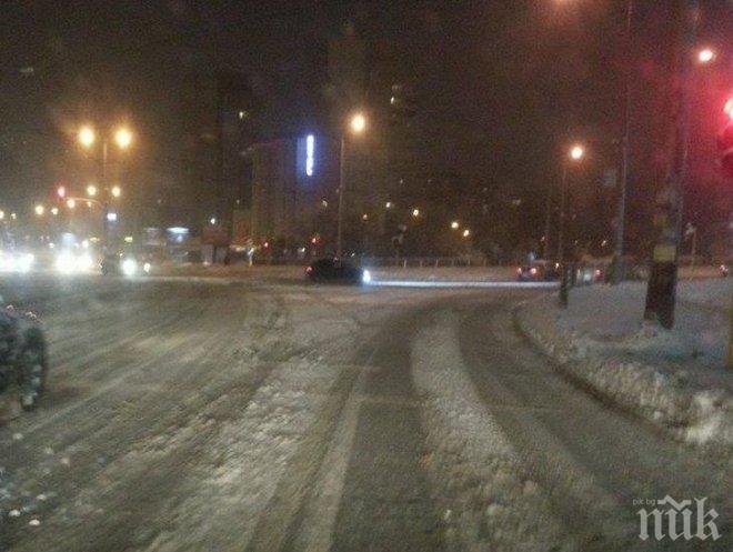 ИЗВЪНРЕДНО! Снегът в столицата се предаде, обработката по пътищата го изяде (СНИМКИ) 