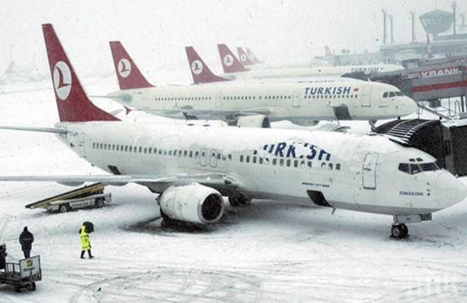 ТРАНСПОРТЕН ХАОС! Снежни бури блокираха турските летища, стотици полети са отменени