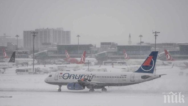 Студът парализира летищата в Истанбул! Спряха всички полети 