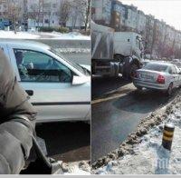 ГНУС! Онанист си го вади пред жени на спирка в Бургас (Снимка,18+)