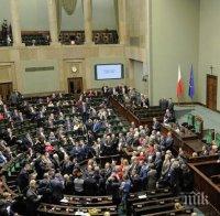 ОКУПАЦИЯ! Нечувана криза в Полша, опозиционери блокираха парламента