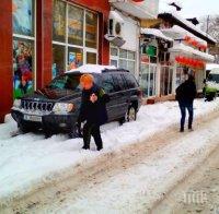 НАГЛЕЦ! Хасковски тарикат паркира така в Пловдив