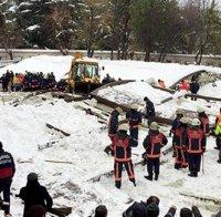 Тента на джамия рухна под тежкия сняг в Истанбул, трима са убити и още десет ранени