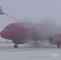 Седем снегорина почистват летище 