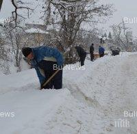 СТРАХОТИЯ! Цяла нощ ринат преспи в айтоско село, за да погребат починала жена 