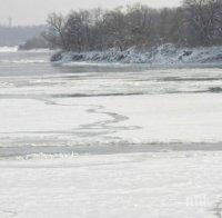 ДУНАВ ЗАМРЪЗВА: Румъния спря фериботите, България решава днес