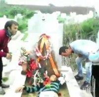 СКАНДАЛНО ВИДЕО! Роми се изгавриха с християнско погребение
