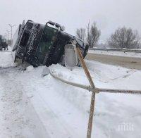 Катастрофа: ТИР се заби в бензиностанция край Враца (СНИМКИ)