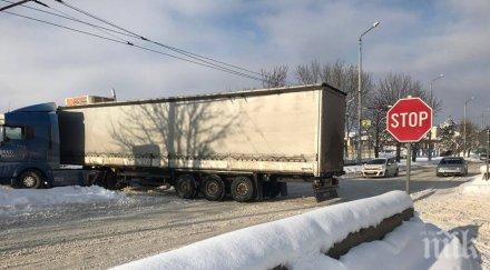снежен тир затапи възлов булевард враца двама лопати копаят измъкнат снимки
