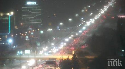 страшно задръстване цариградско шосе заради снега снимка