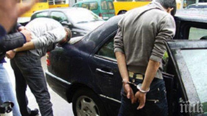 БЕЛЕЗНИЦИ! Гръцки ченгета закопчаха жена, убила преди години на пътя 17-годишно момче и избягала 