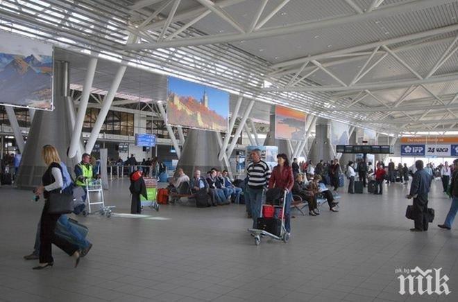 Кошмар на летище София: Пътници на лоукост компанията Ryanair висяха 11 часа в очакване на самолет, в 15,30 най-сетне литнаха (ОБНОВЕНА)