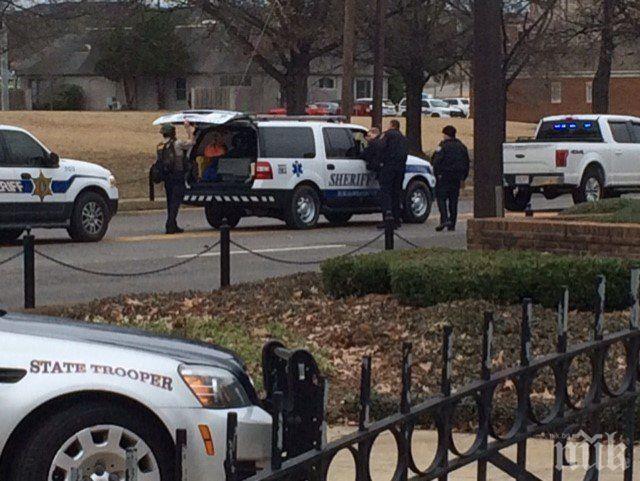 Заложническа драма в Алабама: Въоръжен държи хора в банков клон