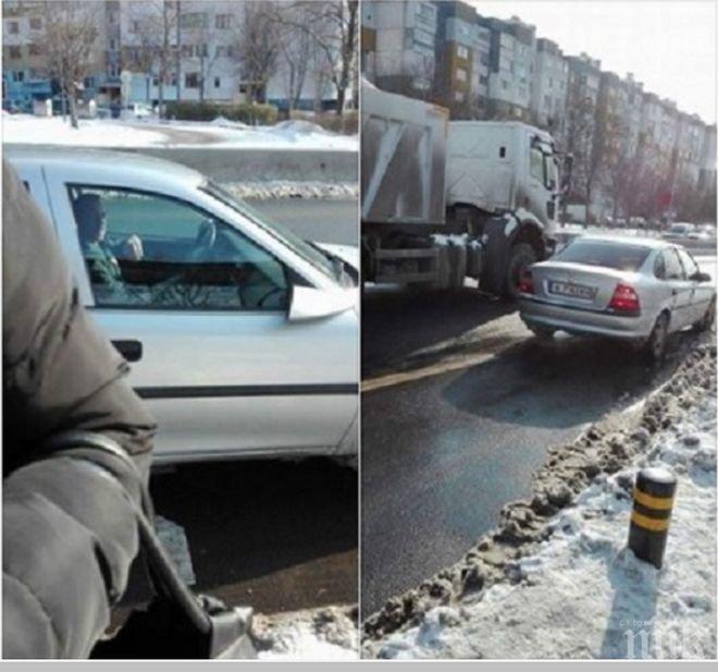 ГНУС! Онанист си го вади пред жени на спирка в Бургас (Снимка,18+)