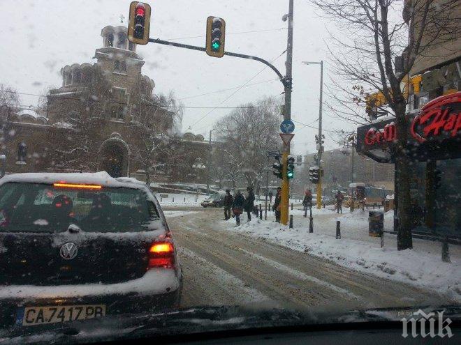ЕКСКЛУЗИВНО В ПИК: Столицата се задъхва под снега! По улиците е тотално мазало (СНИМКИ/ВИДЕО)