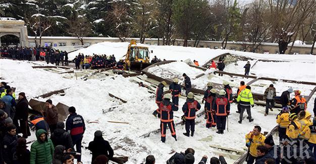 Тента на джамия рухна под тежкия сняг в Истанбул, трима са убити и още десет ранени