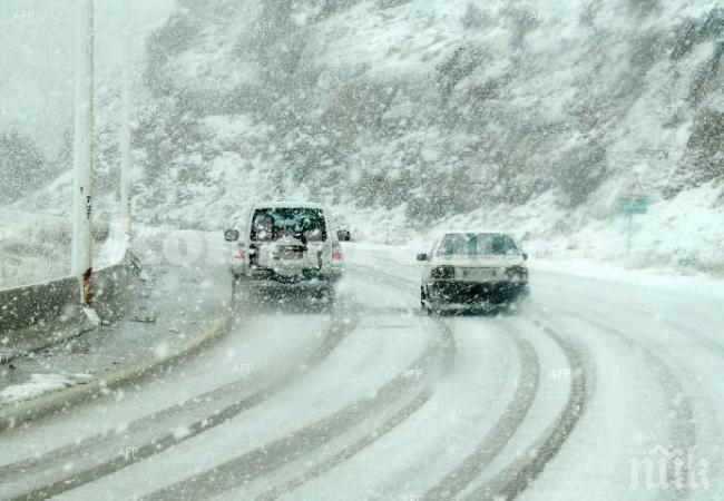 Два автобуса с пътници са закъсали в Бургаско, поне от час стоят на място