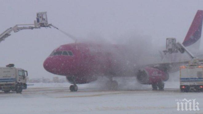 Седем снегорина почистват летище София денонощно