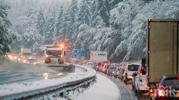 ИЗВЪНРЕДНО! Ето какво е дереджето с пътищата в снежния ад (ПОСЛЕДНА ИНФОРМАЦИЯ ОТ АПИ)