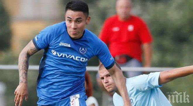 Самолетни неволи за двама левскари, трети го удари през просото