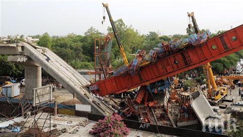 ТРАГЕДИЯ! Мост се срути в Колумбия, 11 души загинаха