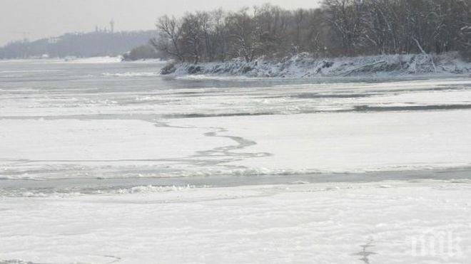 ДУНАВ ЗАМРЪЗВА: Румъния спря фериботите, България решава днес