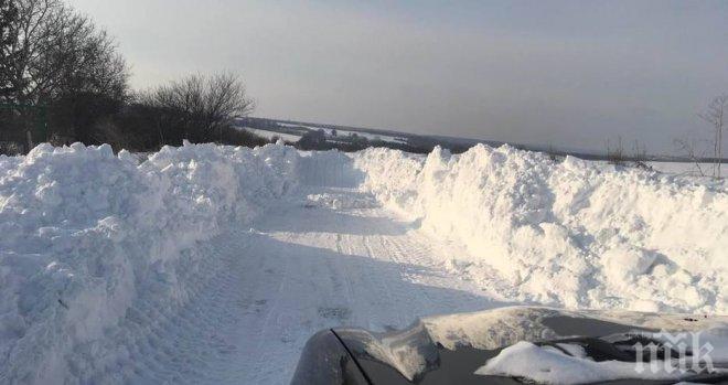 ЛЕДЕНА ЕПОХА! Пътят от Аксаковска панорама до Кичево е непроходим вече пети ден (СНИМКИ)