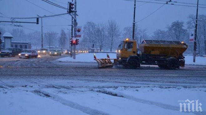 Над 80 снегорина чистиха София цяла нощ, борбата със снега продължава и сутринта