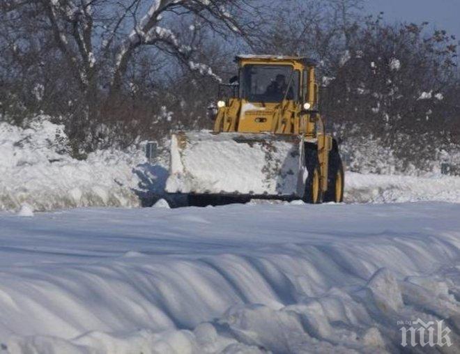 ЗИМАТА НЕ ПРОЩАВА! Пратиха фадрома да спасява коли, тя закъса в преспите