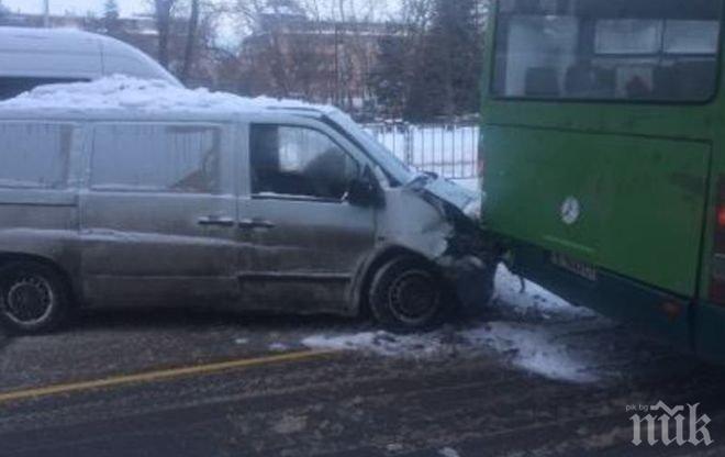 Тежък инцидент! Бус се заби в рейс на градския транспорт във Варна (СНИМКИ)