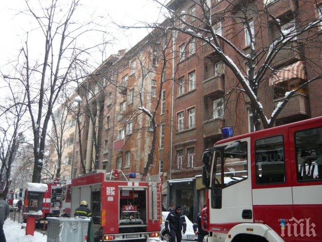 ИЗВЪНРЕДНО В ПИК TV! Огромният пожар в София пламнал в таванско помещение, евакуираха 3 кооперации