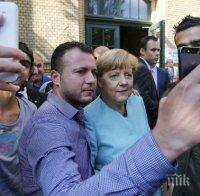 НАГЛОСТ! Бежанецът, който си направи селфи с Меркел, смята да съди Фейсбук за клевета 