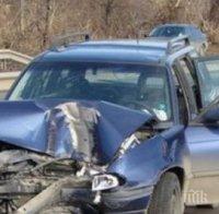 КРЪВ НА ПЪТЯ! Мъж загина, а двама пострадаха при челен удар до Плевен 