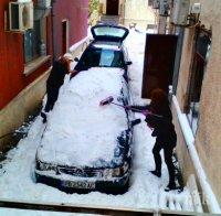 Свършиха мъжете в Пловдив? Три дами борят снега, яко въртят метли