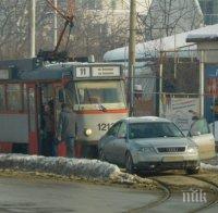 НАГЛЕЦ! Шофьор в София затапи трамвай и налетя да се бие с ватмана (СНИМКА)