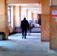 ЗЛОВЕЩО! Трупът на бездомника от Пловдив още стои на гарата, няма кой да го прибере 