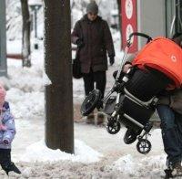 РАВНОСМЕТКА! 250 души са евакуирани от снежния капан в Добрич, спасени са 7 родилки и 4 болни деца