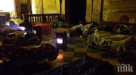 милосърдие ватиканът пусна бездомни спят църква
