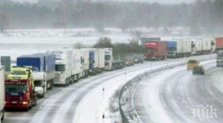 напрежение огромни опашки тирове извиват границата