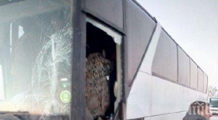 опасен инцидент автобус снегорин удариха враца образуваха километрични задръствания снимки