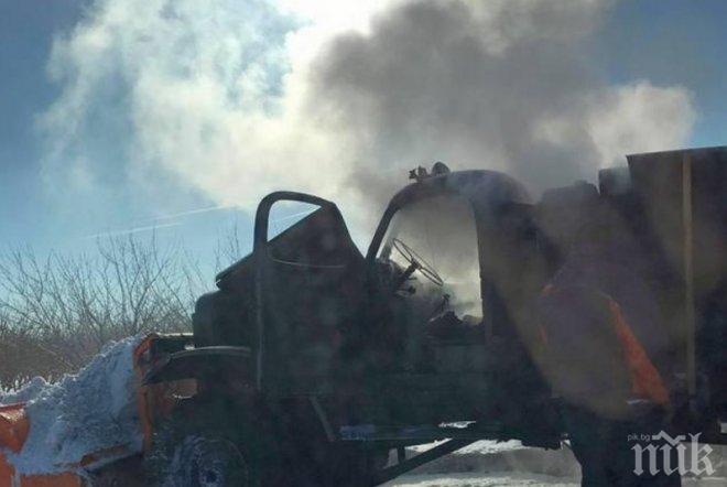 Снегорин се запали на магистрала Тракия, блокира движението към Бургас (СНИМКИ)